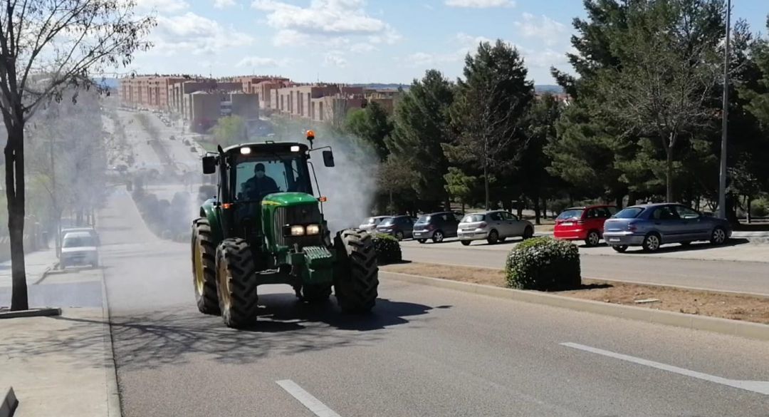 Los agricultores ayudan a las tareas Los agricultores ayudan a las tareas