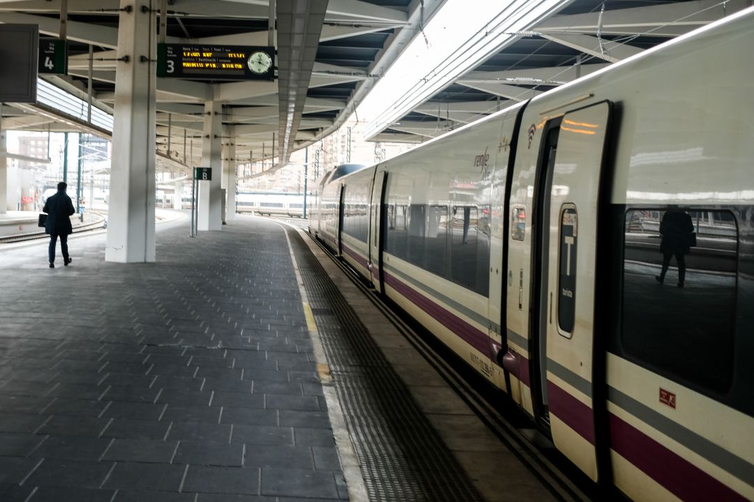 Un tren de Renfe en una estación. Un tren de Renfe en una estación.