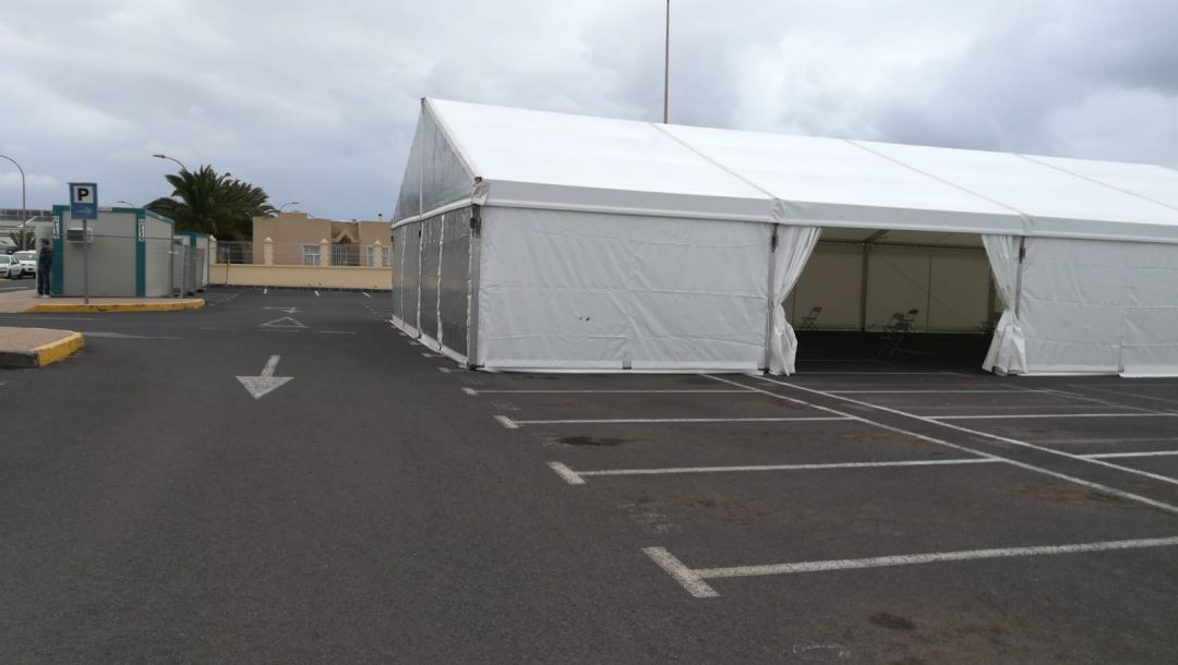 La carpa instalada en el aparcamiento de Urgencias del Molina Orosa para ampliar la zona externa de espera. La carpa instalada en el aparcamiento de Urgencias del Molina Orosa para ampliar la zona externa de espera.