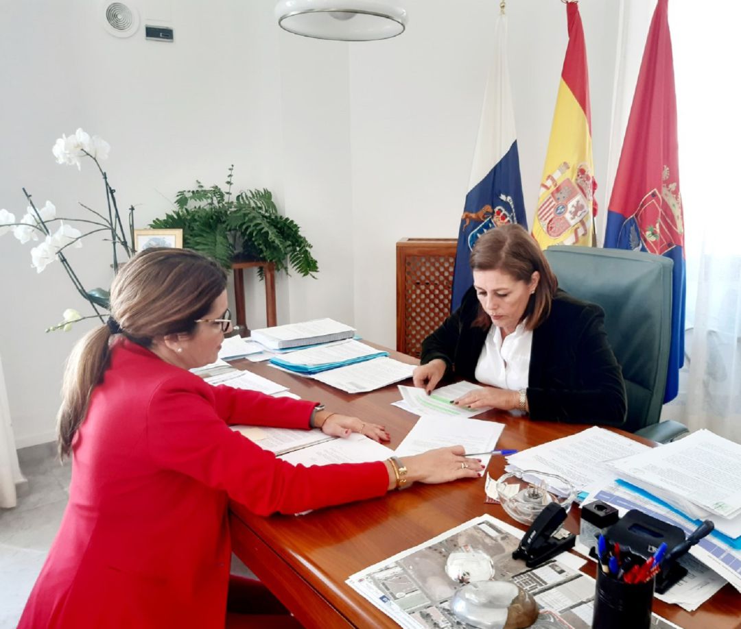 La alcaldesa de Arrecife, Ástrid Pérez, junto a la concejal de Bienestar Social, María Jesús Tovar. La alcaldesa de Arrecife, Ástrid Pérez, junto a la concejal de Bienestar Social, María Jesús Tovar.