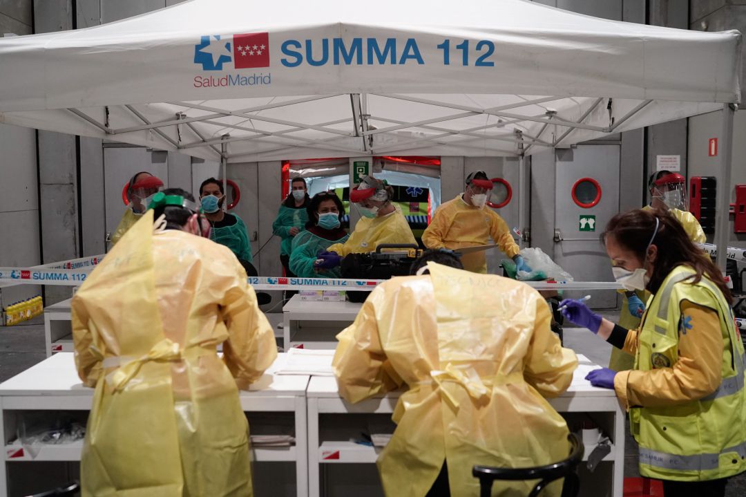 Atención a pacientes en el hospital del recinto ferial de Madrid. Atención a pacientes en el hospital del recinto ferial de Madrid.