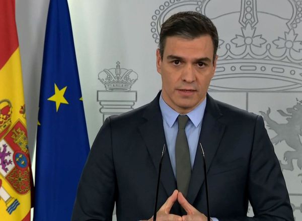 GRAF2875. MADRID, 28/03/2020.- Captura de la señal de video de La Moncloa, de la comparecencia del presidente del Gobierno, Pedro Sánchez, en la que ha anunciado este sábado la paralización de todas las actividades no esenciales desde el lunes 30 de marzo y hasta el jueves 9 de abril, ambos inclusive. EFE/Moncloa
