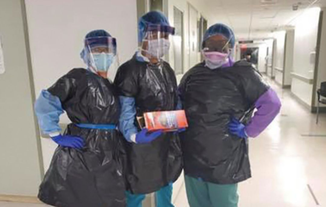 Personal del hospital Mount Sinai llevando bolsas de basuras como equipo de protección Personal del hospital Mount Sinai llevando bolsas de basuras como equipo de protección