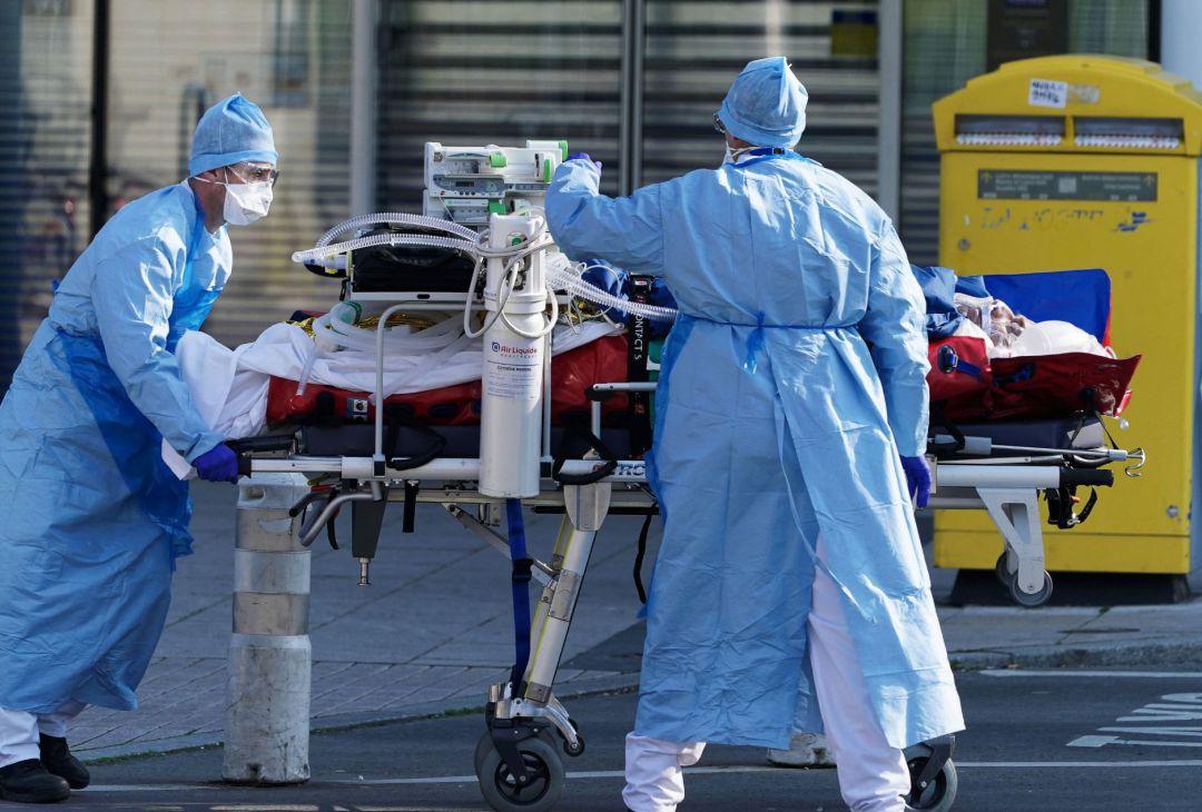 Personal médico de Francia trasladan a un enfermo con coronavirus. Personal médico de Francia trasladan a un enfermo con coronavirus.