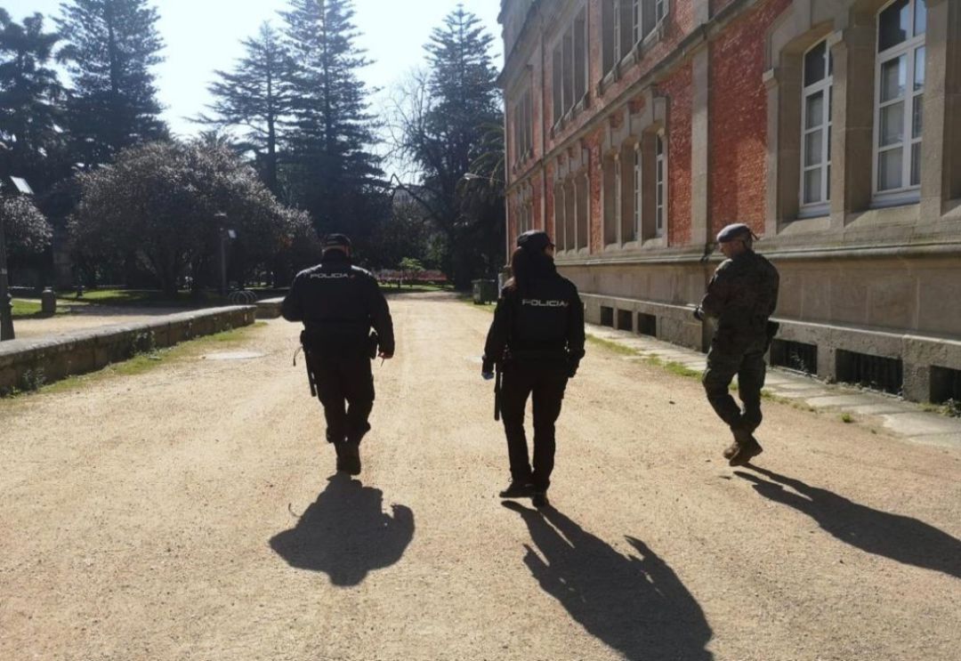 Policías y militares colaboran en las tareas de vigilancia del estado de alarma. Policías y militares colaboran en las tareas de vigilancia del estado de alarma.