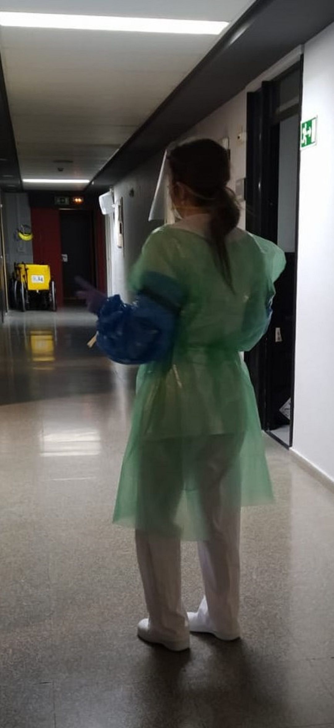 Algunas profesionales se han elaborado ellas las batas y han pedido pantallas a los makers Algunas profesionales se han elaborado ellas las batas y han pedido pantallas a los makers