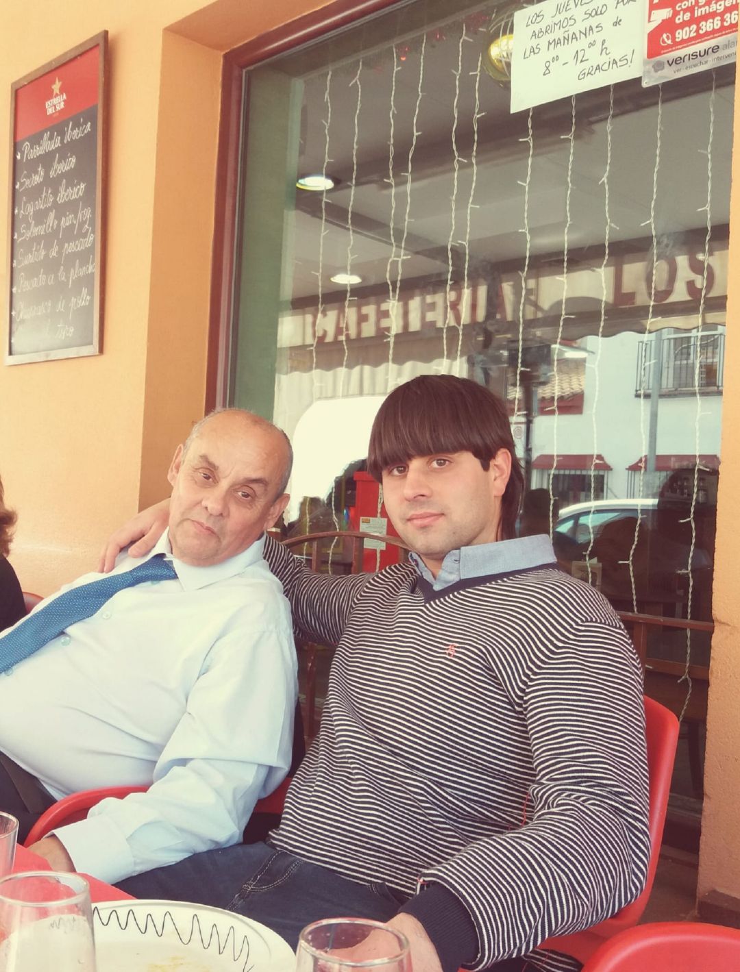 Theo Vargas posa junto a su hijo Carlos. Theo Vargas posa junto a su hijo Carlos.