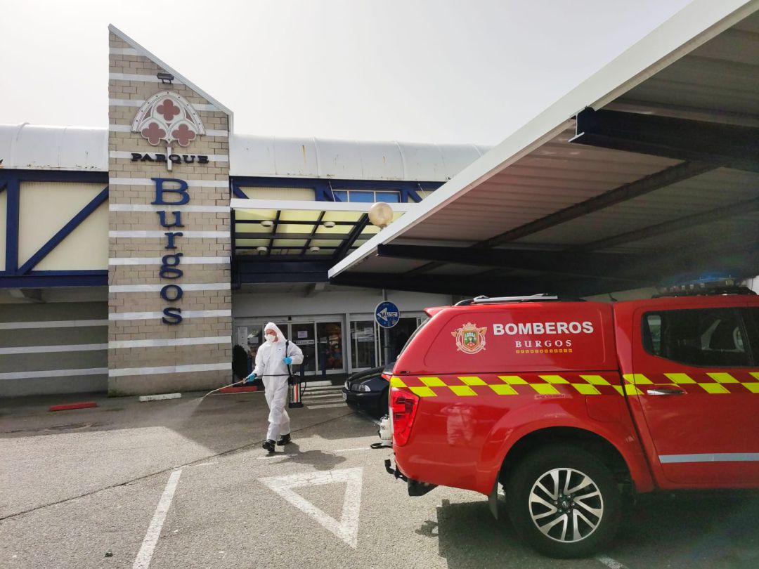 Labores de desinfección en la entrada de uno de los centros comerciales de la ciudad por parte de los Bomberos Labores de desinfección en la entrada de uno de los centros comerciales de la ciudad por parte de los Bomberos