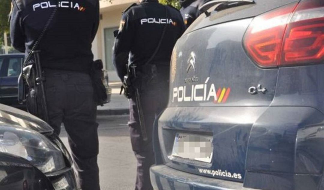 El detenido llegó a causar daños en el vehículo policial El detenido llegó a causar daños en el vehículo policial
