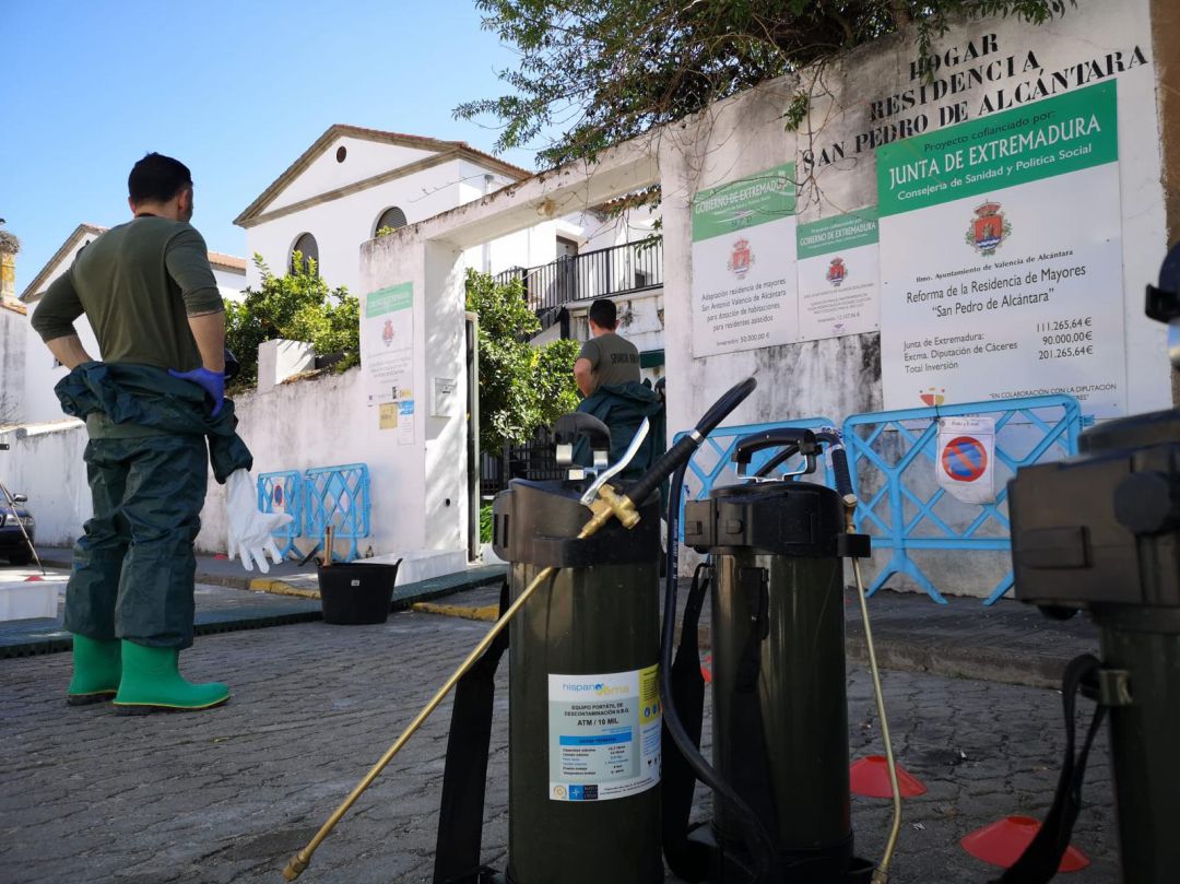 Soldados del Ejercito desarrollando labores de desinfección ante la residencia San Pedro de Alcántara Soldados del Ejercito desarrollando labores de desinfección ante la residencia San Pedro de Alcántara