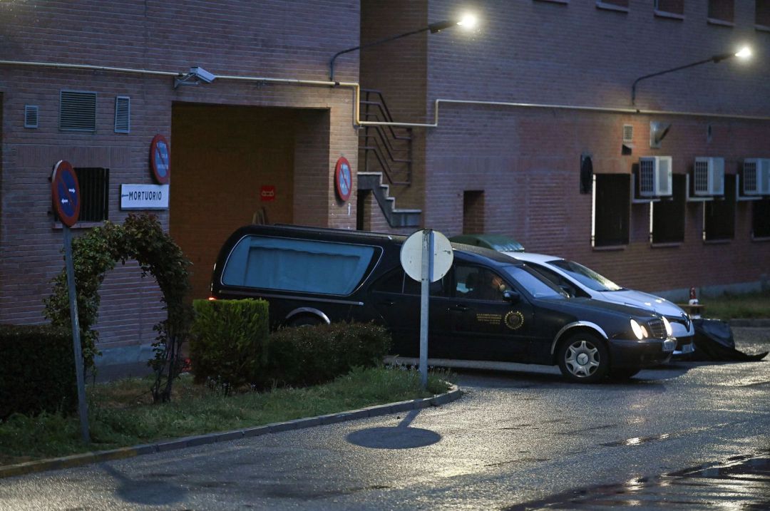 Un coche fúnebre se dispone a realizar su servicio en el hospital Príncipe de Asturias de Alcalá de Henares. Un coche fúnebre se dispone a realizar su servicio en el hospital Príncipe de Asturias de Alcalá de Henares.