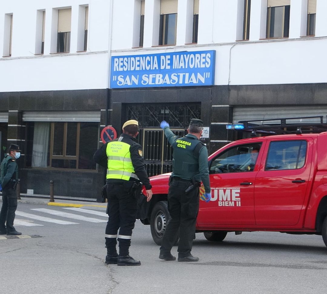 Militares de la UME y agentes de la Guardia Civil en la residencia de mayores de Montefrío (Granada) Militares de la UME y agentes de la Guardia Civil en la residencia de mayores de Montefrío (Granada)