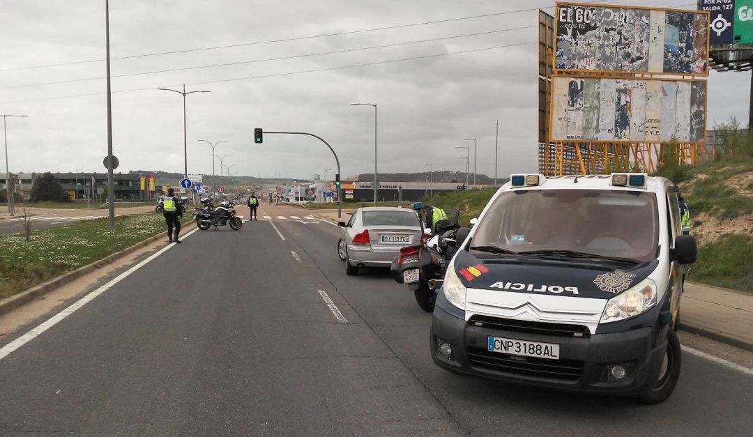 Un control policial establecido en una carretera. Un control policial establecido en una carretera.
