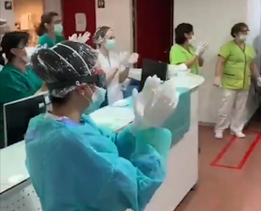El personal del Hospital Rafael Méndez despide a la primera paciente ingresada por coronavirus que recibe el alta médica El personal del Hospital Rafael Méndez despide a la primera paciente ingresada por coronavirus que recibe el alta médica