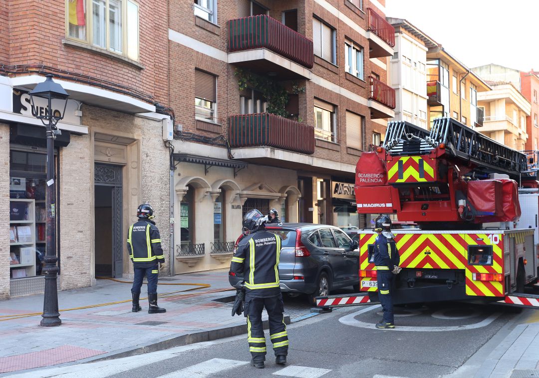 Bomberos de Palencia intervienen en una explosión de gas butano que sólo se ha producido daños materiales en una vivienda de la calle Colón de la capital Bomberos de Palencia intervienen en una explosión de gas butano que sólo se ha producido daños materiales en una vivienda de la calle Colón de la capital