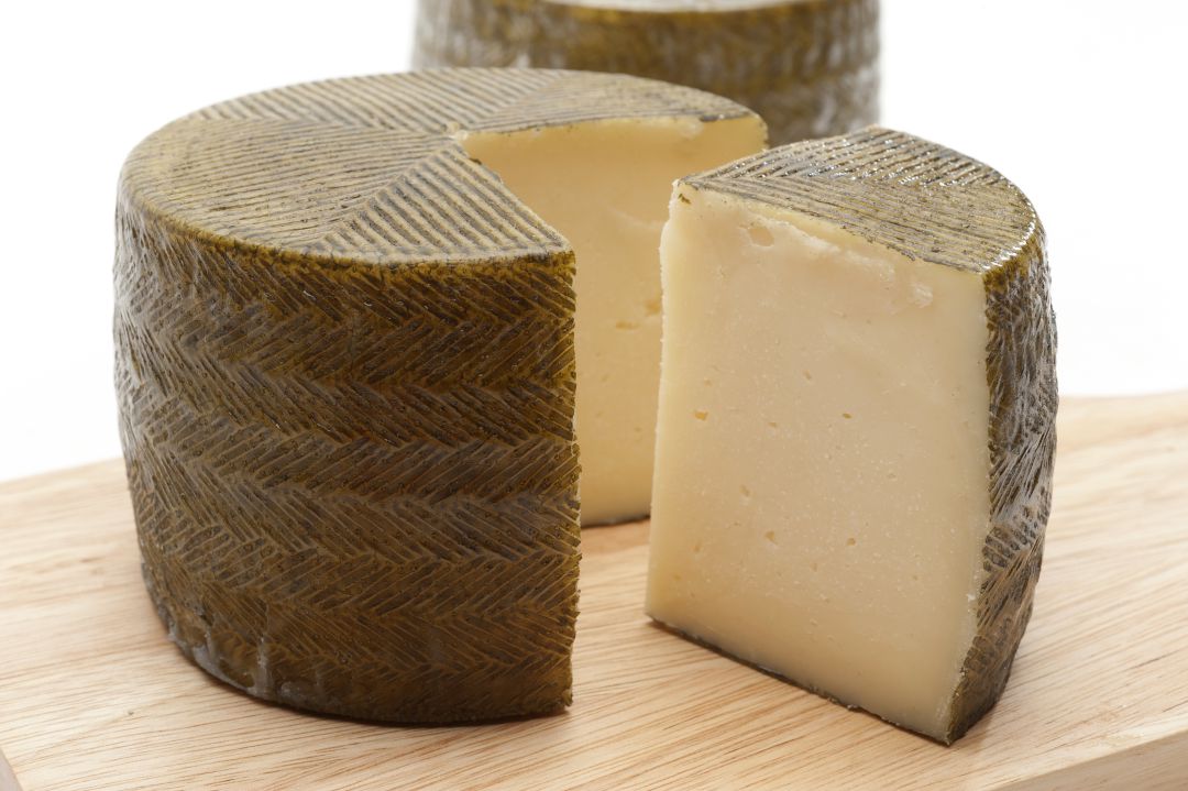 Asaja palencia dona una tonelada de queso a sanitarios y enfermeros de Ifema Asaja palencia dona una tonelada de queso a sanitarios y enfermeros de Ifema