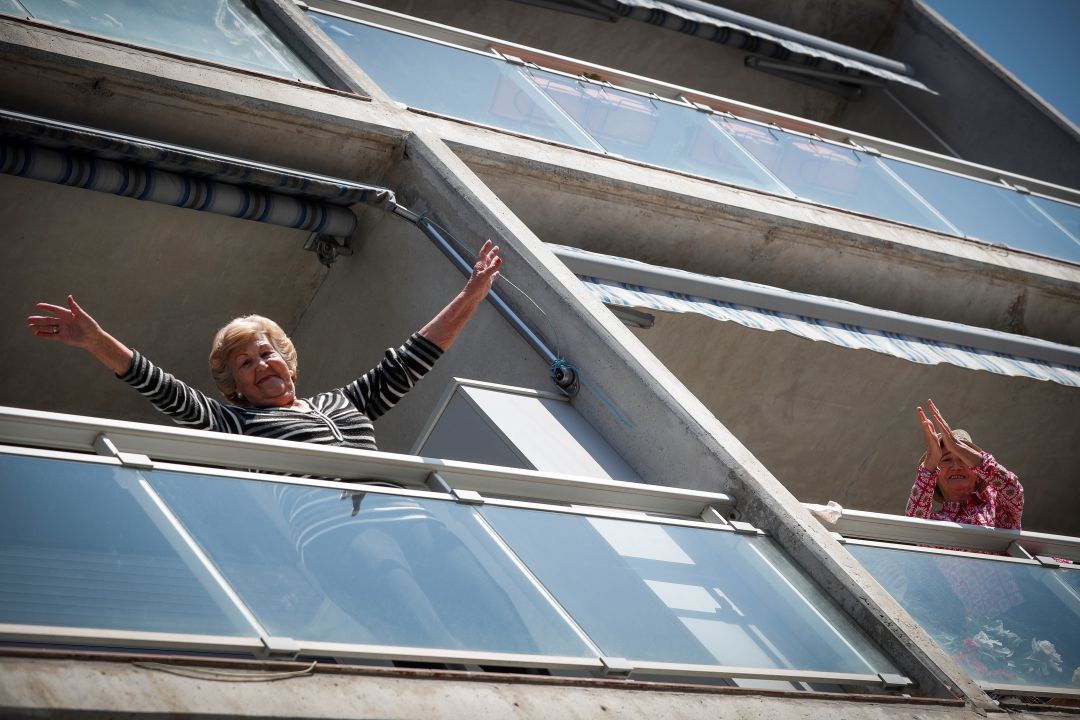 Los vecinos de un edificio de apartamentos tutelados para personas mayores de San Sebastián salen a sus balcones este viernes, como cada día al mediodía desde la alerta por pandemia, a bailar y realizar sus ejercicios diarios. Los vecinos de un edificio de apartamentos tutelados para personas mayores de San Sebastián salen a sus balcones este viernes, como cada día al mediodía desde la alerta por pandemia, a bailar y realizar sus ejercicios diarios.