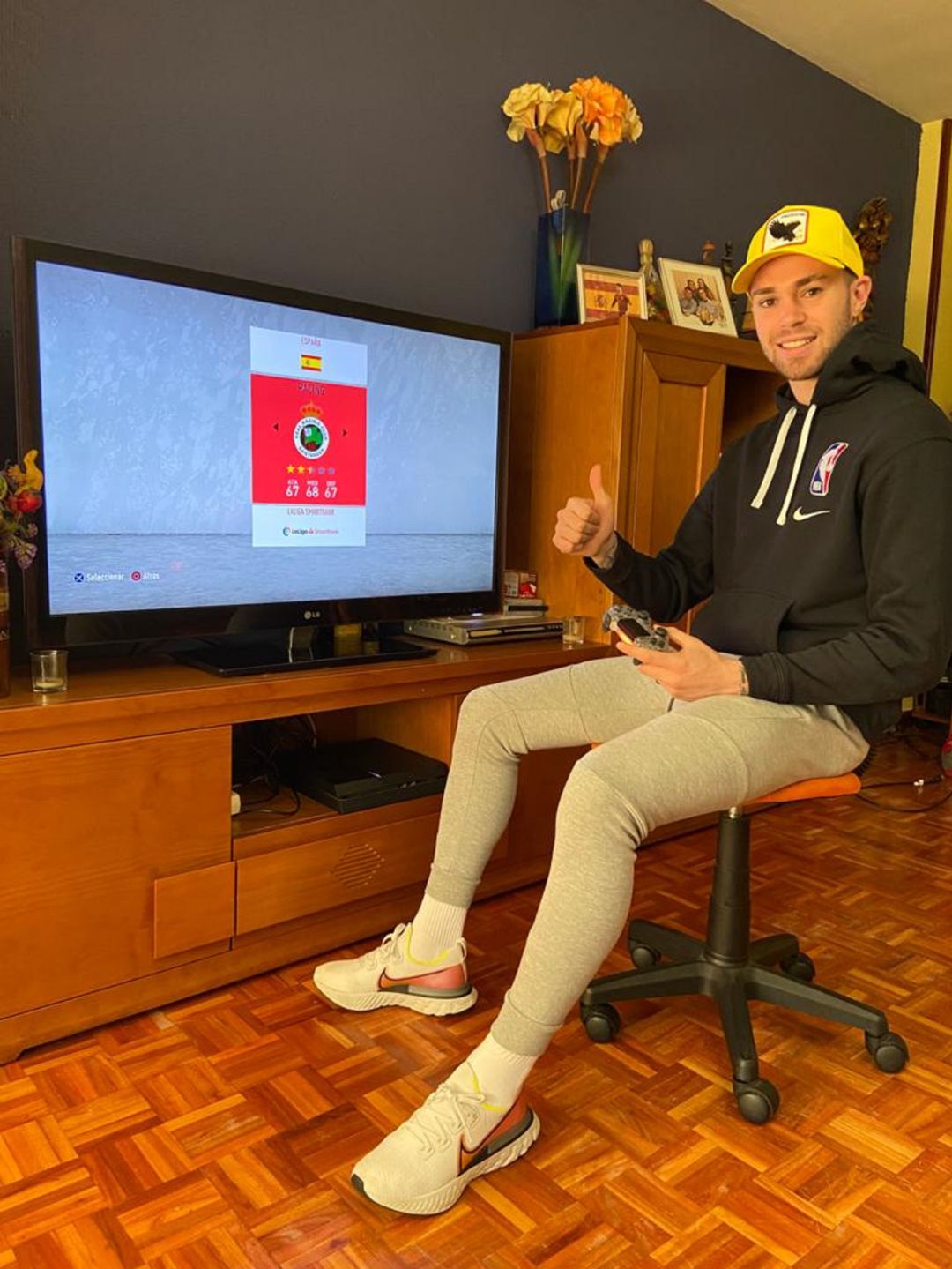 Manu Hernando antes de jugar una partida al FIFA en su casa Manu Hernando antes de jugar una partida al FIFA en su casa