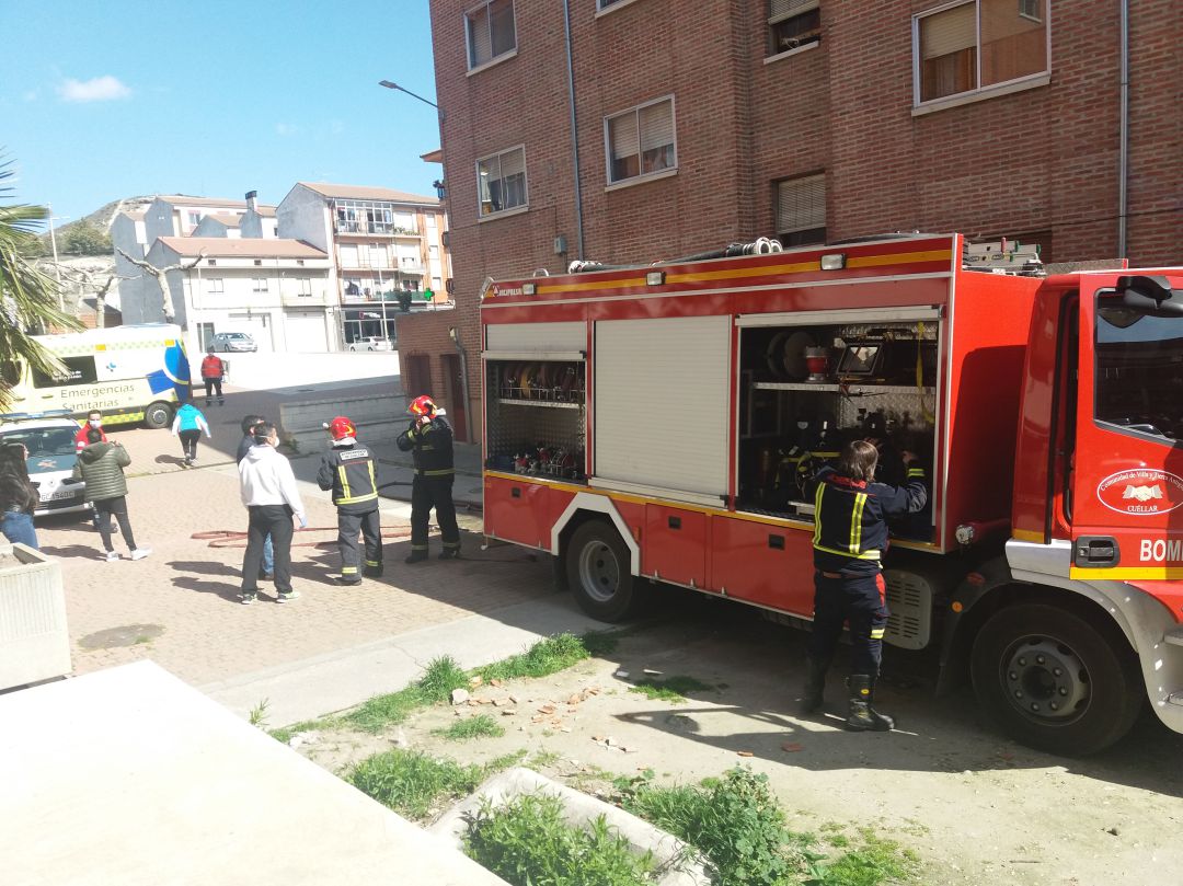 Los bomberos de Cuéllar junto al edificio donde se ha producido el incendio en una cocina Los bomberos de Cuéllar junto al edificio donde se ha producido el incendio en una cocina