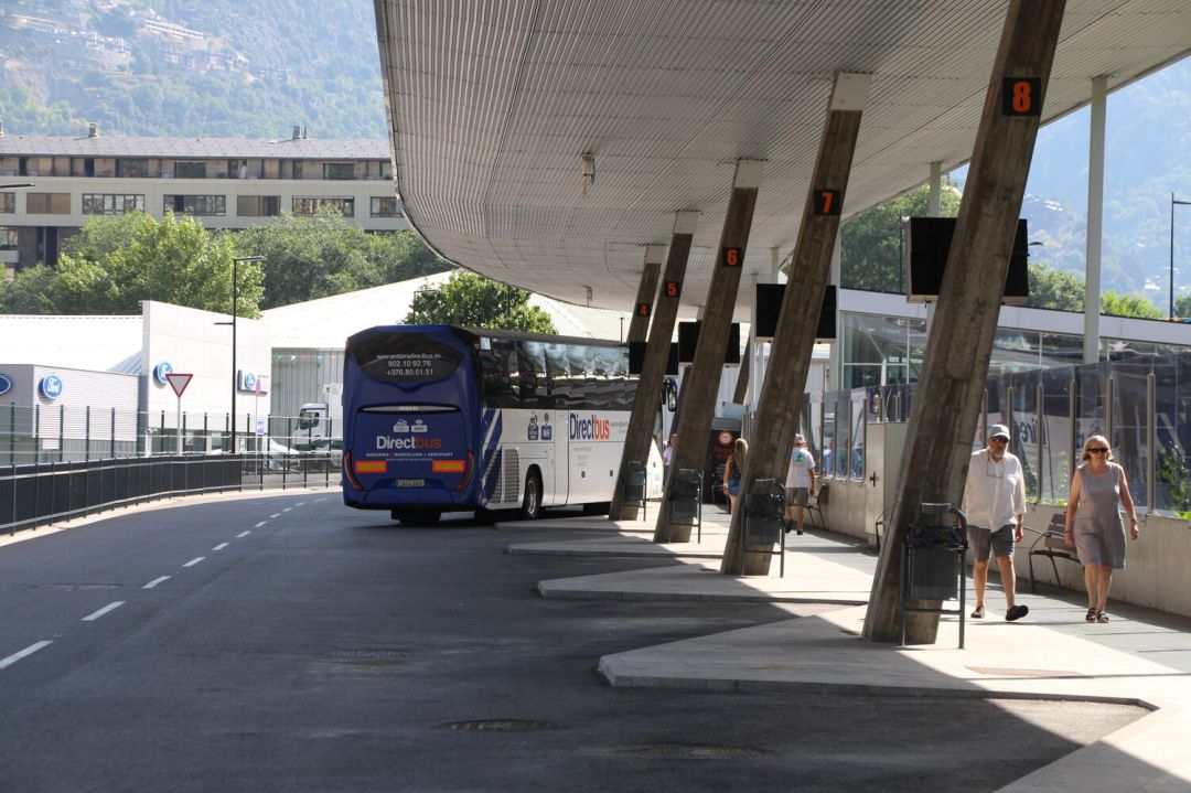 Un vehicle de la companyia Direct Bus a l'Estació Nacional. Un vehicle de la companyia Direct Bus a l'Estació Nacional.