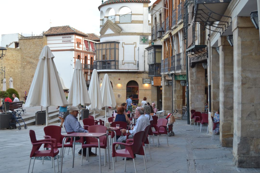 Terrazas de bares situadas en la Plaza de Andalucía Terrazas de bares situadas en la Plaza de Andalucía