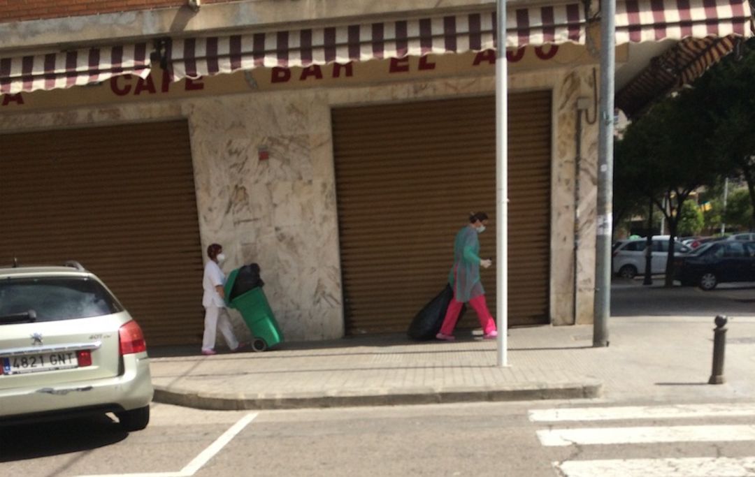 Los vecinos denuncian que las trabajadoras de la residencia del barrio de Algiròs, en València, sacan la basura arrastrando las bolsas por el suelo Los vecinos denuncian que las trabajadoras de la residencia del barrio de Algiròs, en València, sacan la basura arrastrando las bolsas por el suelo