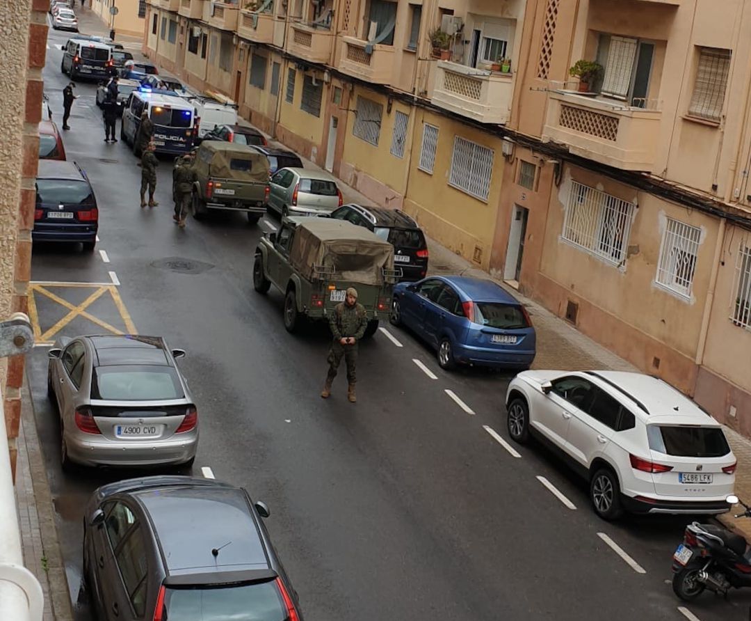 El Ejército de tierra en la zona de las 'casitas rosa' de València El Ejército de tierra en la zona de las 'casitas rosa' de València