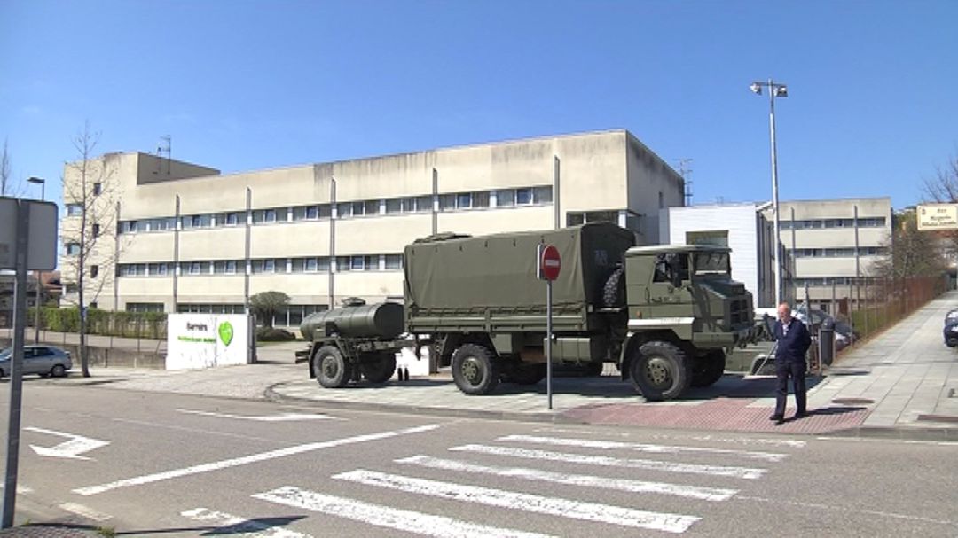Un camión de la Brilat frente a la residencia Un camión de la Brilat frente a la residencia