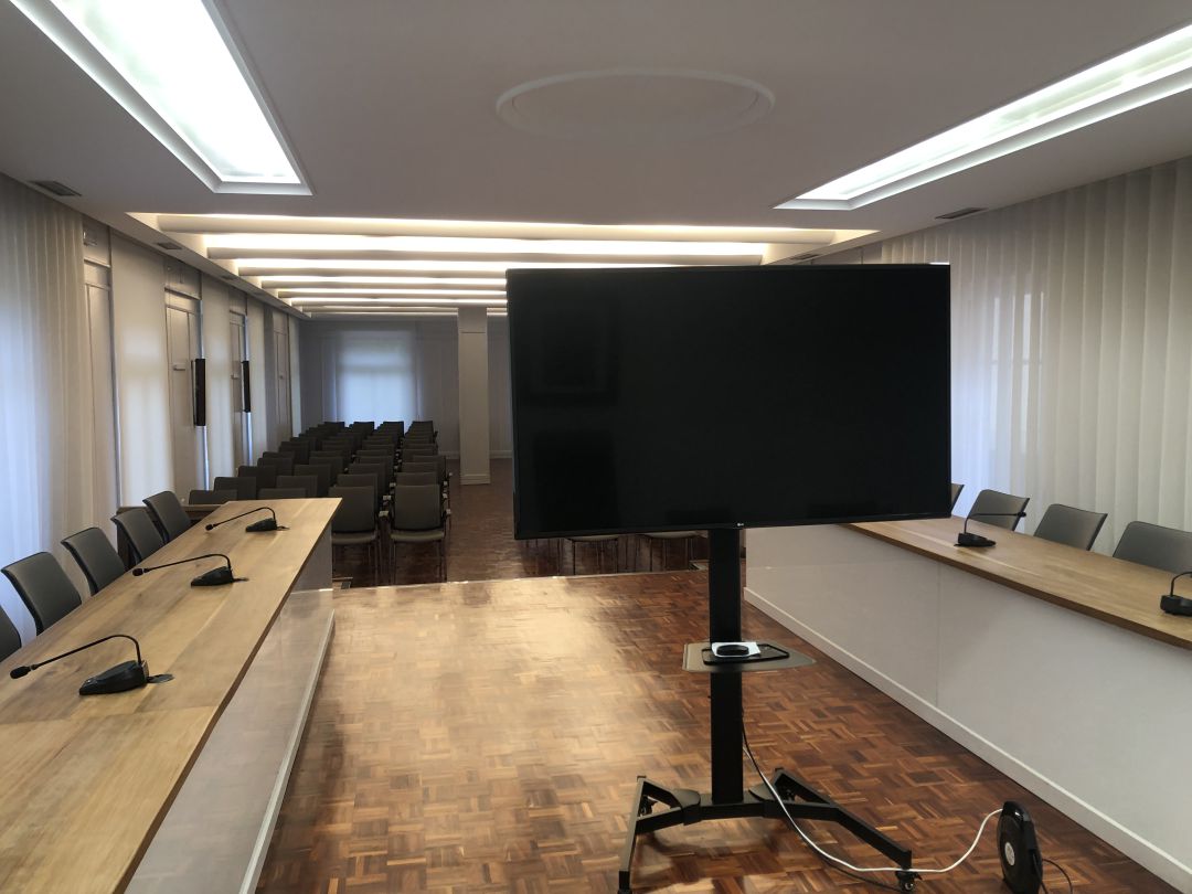 El Salón de Plenos preparado para una sesión telemática. El Salón de Plenos preparado para una sesión telemática.