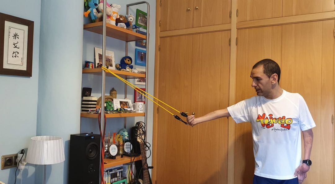 Miguel Ángel Martínez Tajuelo mantiene su ritmo de entrenamiento desde su domicilio hasta que finalice el confinamiento. Miguel Ángel Martínez Tajuelo mantiene su ritmo de entrenamiento desde su domicilio hasta que finalice el confinamiento.