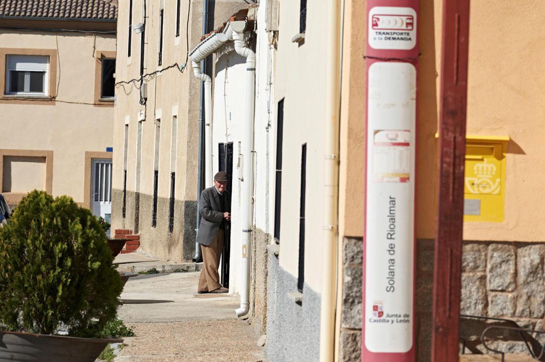 Una persona mayor en la puerta de su casa en la pequeña localidad abulense de Solana del Rioalmar Una persona mayor en la puerta de su casa en la pequeña localidad abulense de Solana del Rioalmar