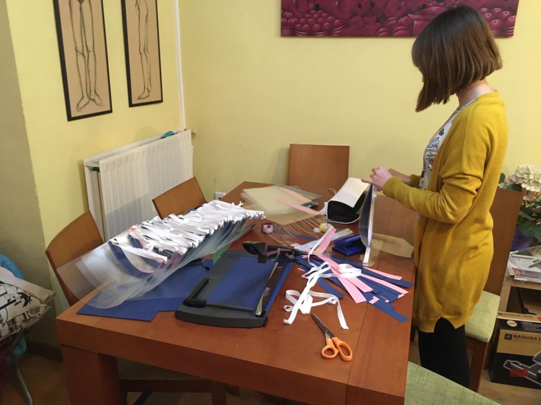 Voluntarios trabajan para hacer mascarillas Voluntarios trabajan para hacer mascarillas