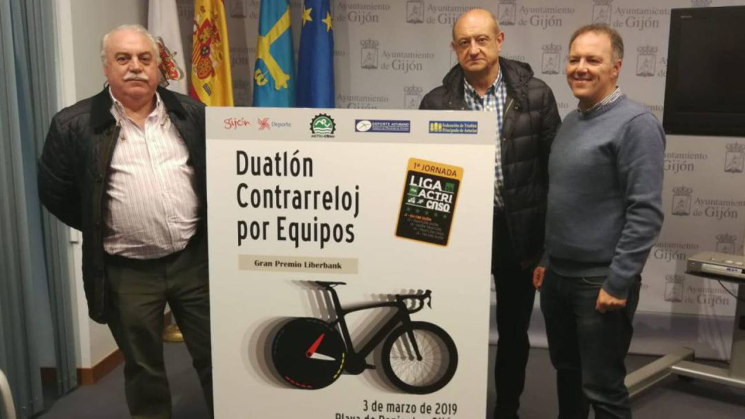 Javier Faes, en el centro, en la presentación de una prueba deportiva Javier Faes, en el centro, en la presentación de una prueba deportiva
