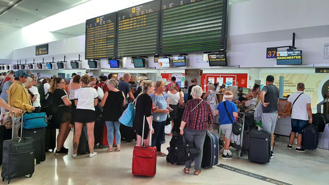 Pasajeros en el aeropuerto César Manrique Lanzarote. Pasajeros en el aeropuerto César Manrique Lanzarote.