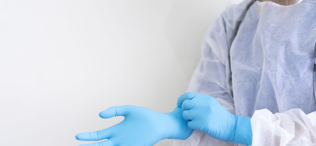 Los sanitarios reclaman equipos de protección y las alumnas de Valdemoro harán batas desechables con bolsas de basura Los sanitarios reclaman equipos de protección y las alumnas de Valdemoro harán batas desechables con bolsas de basura