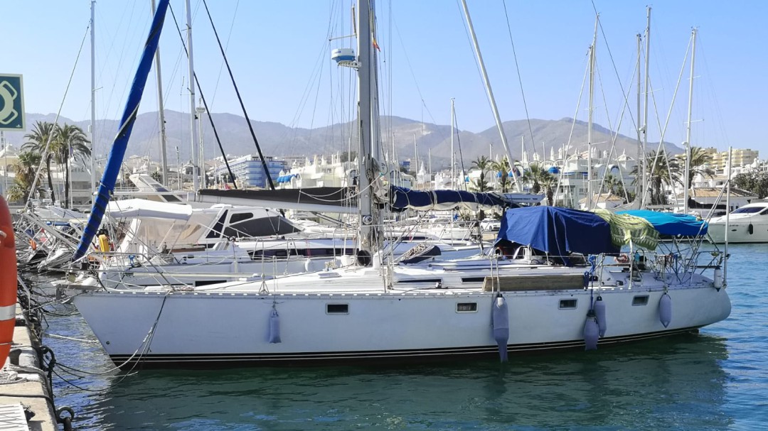 Una pareja malagueña vive la cuarentena en un velero en la costa