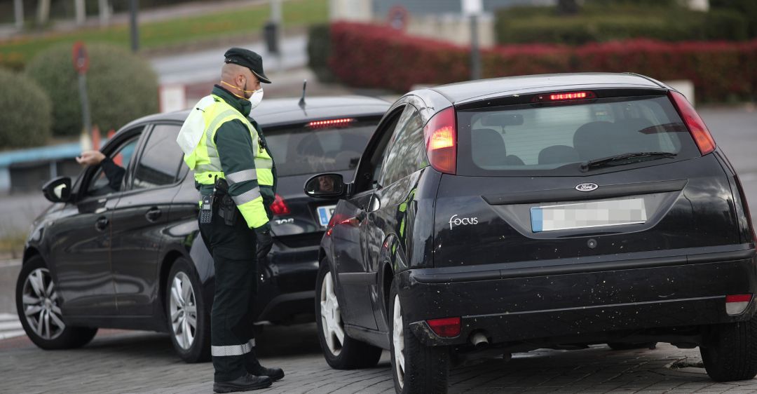 Un Guardia Civil de Tráfico para a un vehículo Un Guardia Civil de Tráfico para a un vehículo