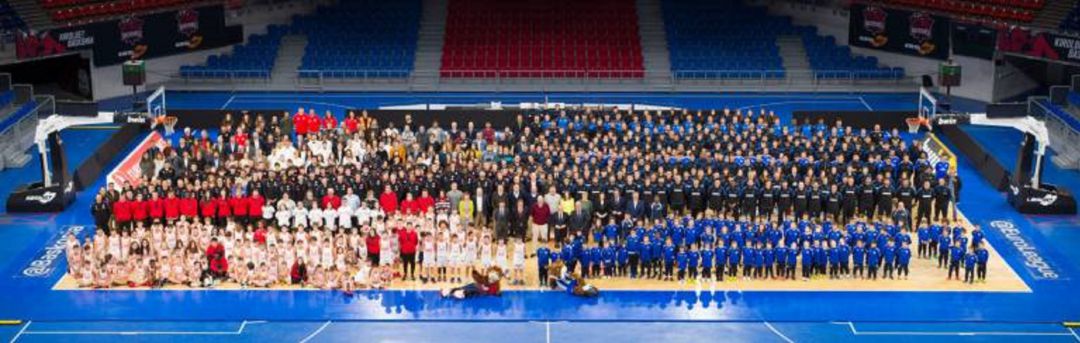 Foto de familia de todos los trabajadores del grupo Alavés-Baskonia. Foto de familia de todos los trabajadores del grupo Alavés-Baskonia.