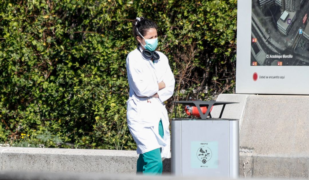 Una sanitària a la porta d'un hospital Una sanitària a la porta d'un hospital
