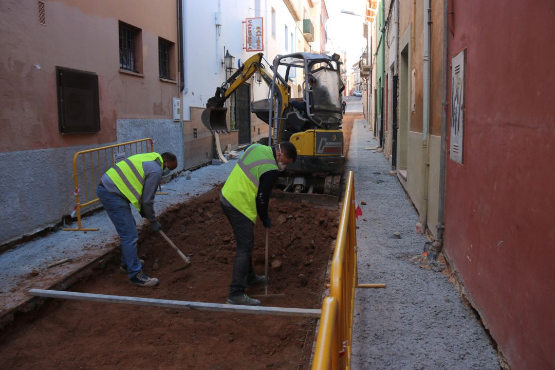 Operaris públics treballant en una obra Operaris públics treballant en una obra