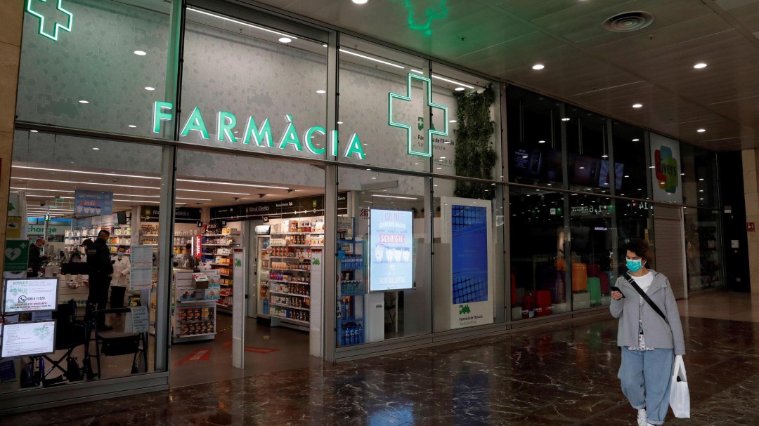 Les farmàcies catalanes ja poden comprar mascaretes per protegir-se sense passar pel ministeri