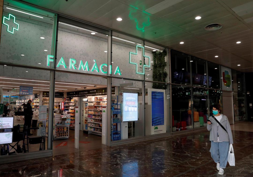 Les farmàcies catalanes ja poden comprar mascaretes per protegir-se sense passar pel peatge del ministeri