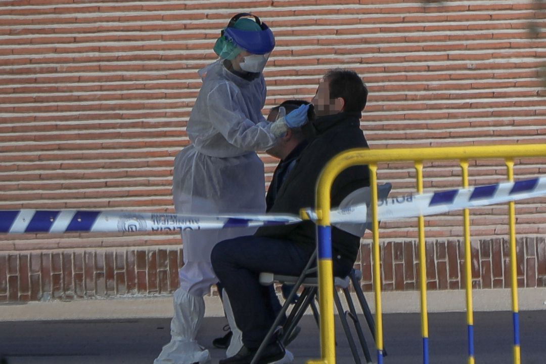 Una sanitaria le realiza a un trabajador de servicios esenciales uno de los test rápidos de coronavirus que ha adquirido el Ayuntamiento de la capital para preservar la salud de los trabajadores más expuestos como son Sanitarios, Policía Municipal, trabajadores del SAMUR y bomberos. Una sanitaria le realiza a un trabajador de servicios esenciales uno de los test rápidos de coronavirus que ha adquirido el Ayuntamiento de la capital para preservar la salud de los trabajadores más expuestos como son Sanitarios, Policía Municipal, trabajadores del SAMUR y bomberos.
