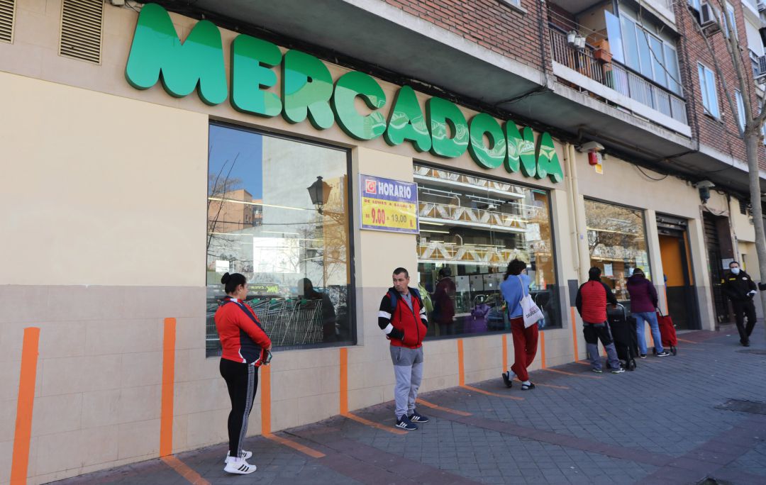 Varias personas esperan para poder entrar a comprar en un supermercado Mercadona. Varias personas esperan para poder entrar a comprar en un supermercado Mercadona.