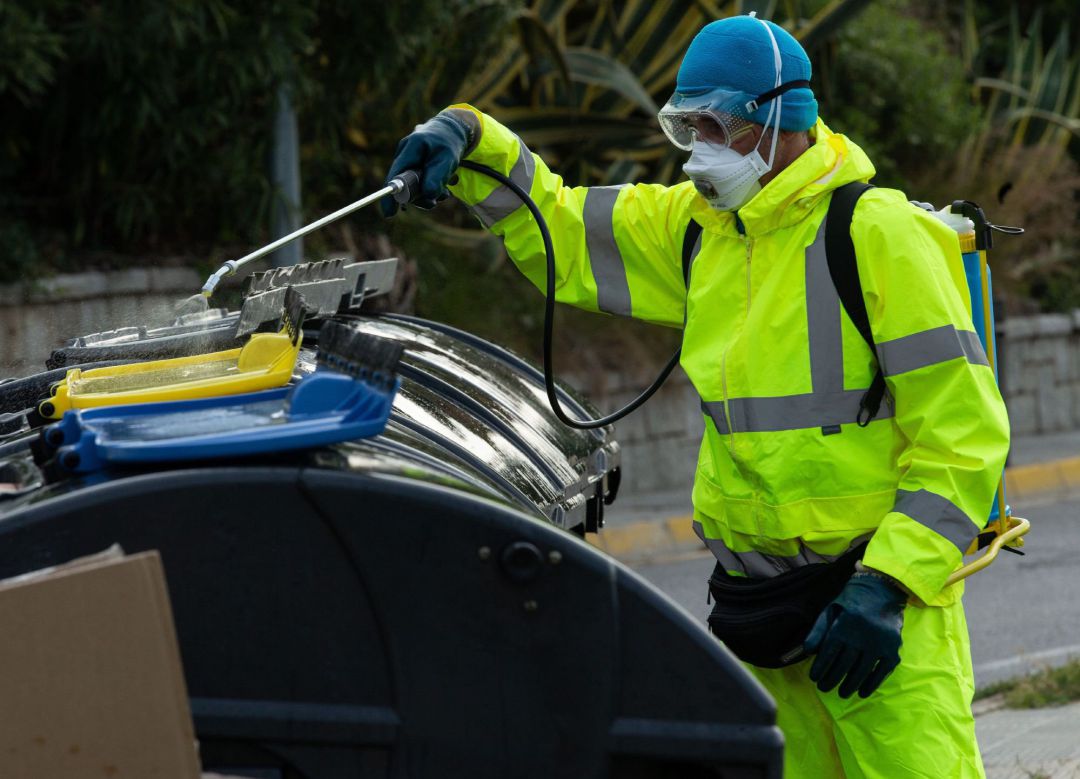 Un trabajador del servicio de limpieza desinfecta un contenedor , este viernes en El Masnou (Barcelona) Un trabajador del servicio de limpieza desinfecta un contenedor , este viernes en El Masnou (Barcelona)