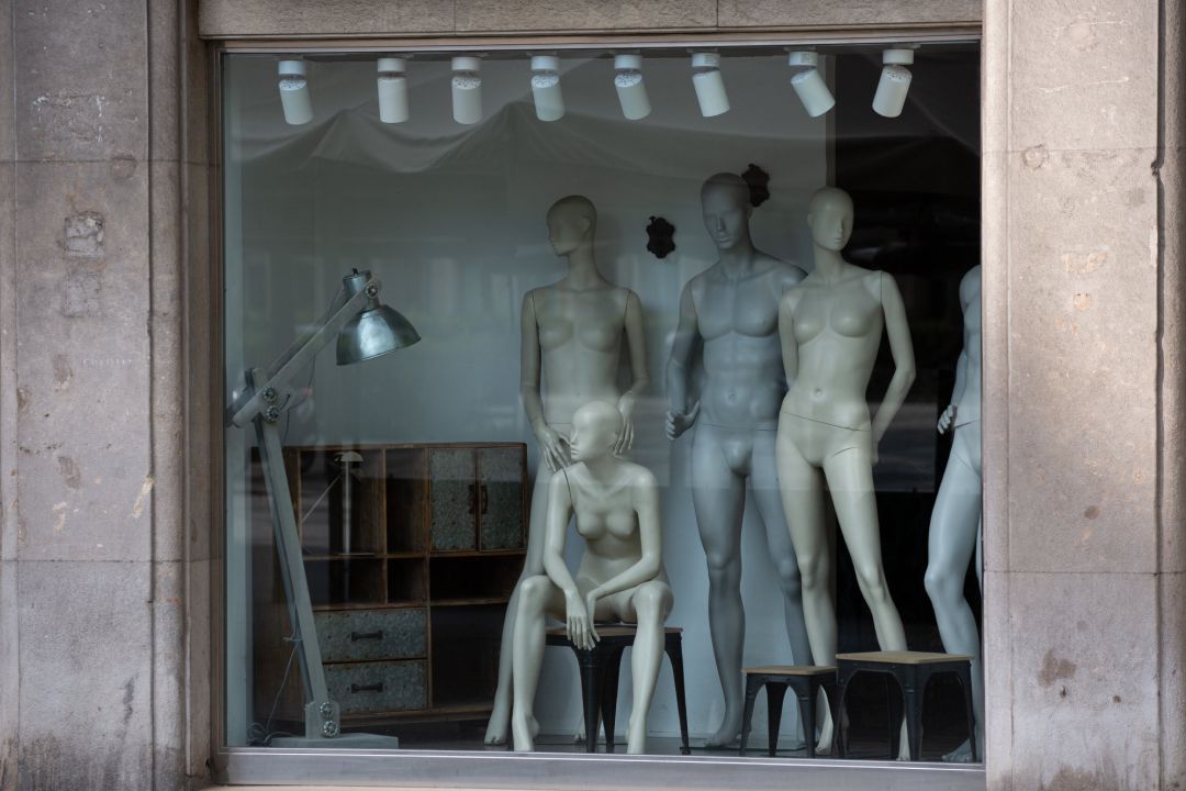 Escaparate de una tienda cerrada en Barcelona durante el estado de alarma a consecuencia de la crisis del coronavirus. Escaparate de una tienda cerrada en Barcelona durante el estado de alarma a consecuencia de la crisis del coronavirus.