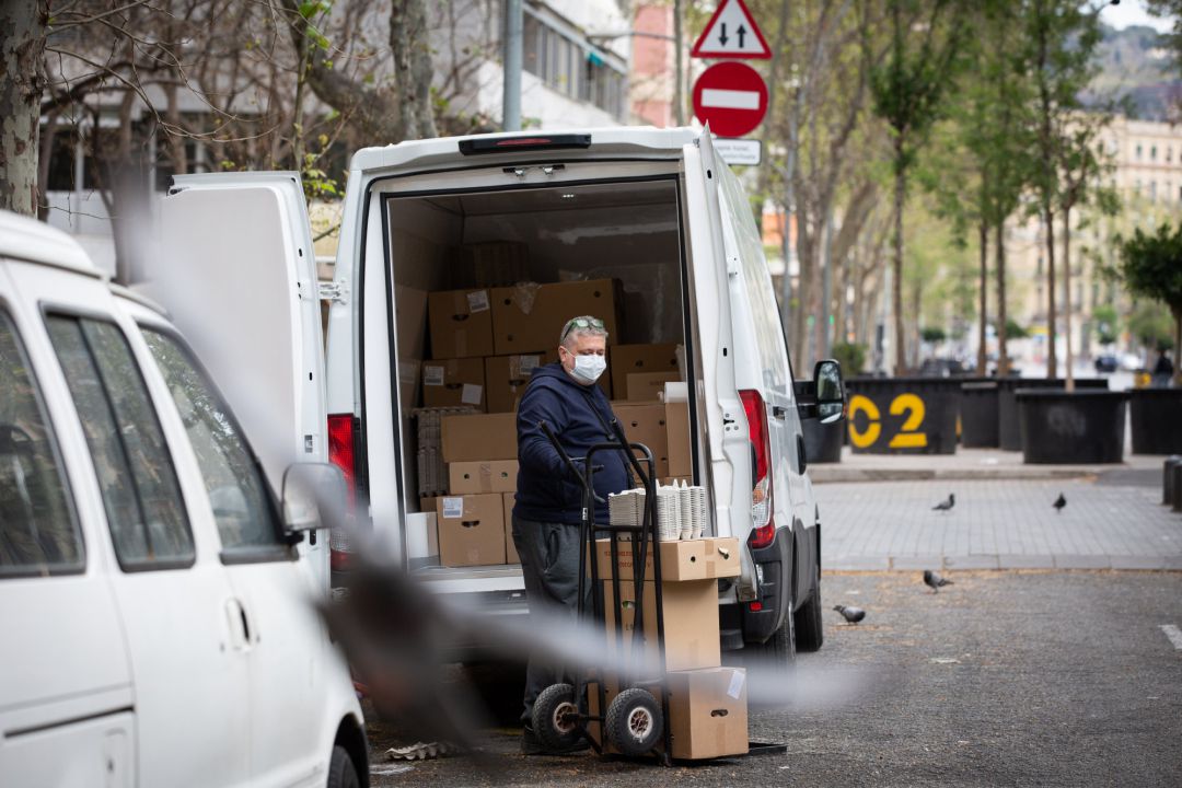 Un hombre protegido con mascarilla trabaja de repartidor durante el noveno día laborable desde que se decretó el estado de alarma en el país a consecuencia del coronavirus, en Barcelona Un hombre protegido con mascarilla trabaja de repartidor durante el noveno día laborable desde que se decretó el estado de alarma en el país a consecuencia del coronavirus, en Barcelona