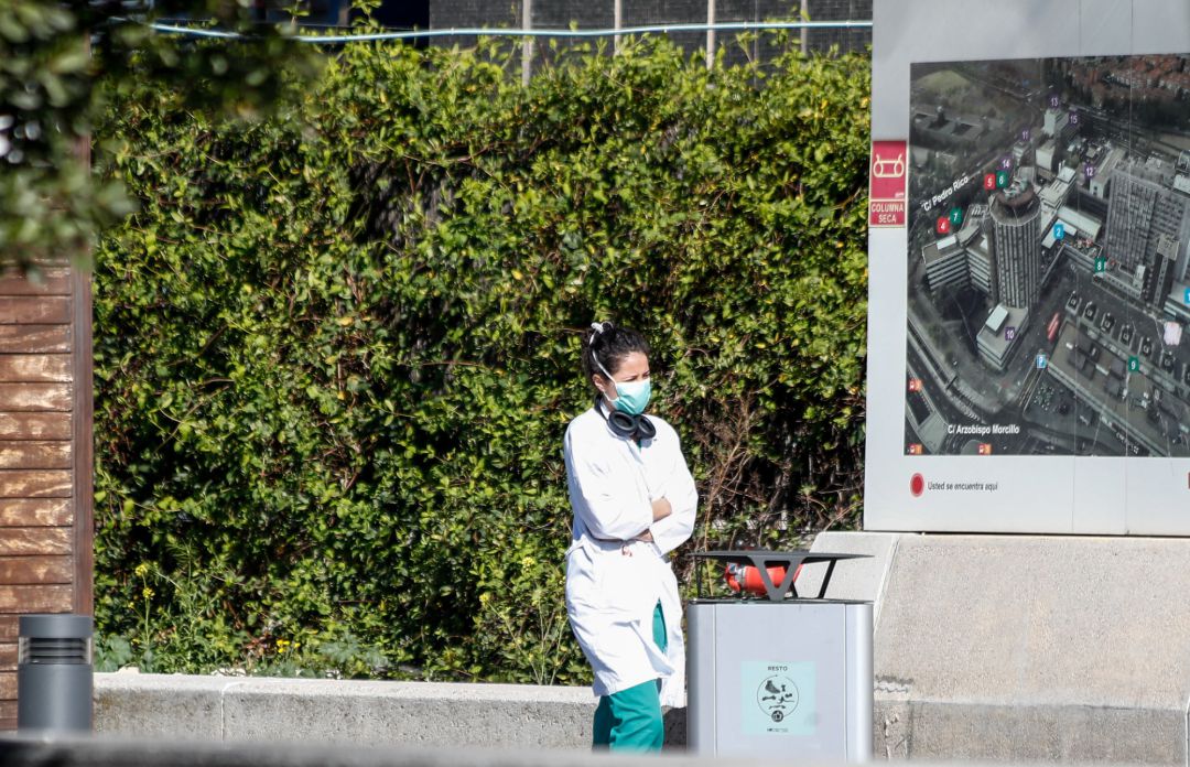 Una sanitaria protegida con mascarilla descansa en las inmediaciones del Hospital La Paz. Una sanitaria protegida con mascarilla descansa en las inmediaciones del Hospital La Paz.