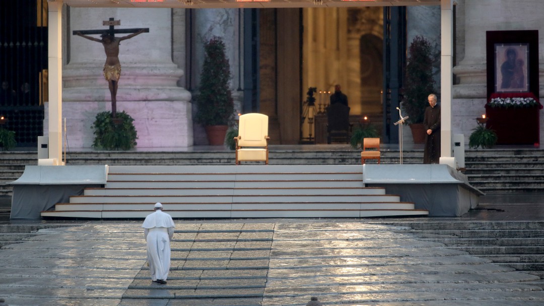 El papa bendice al mundo en soledad por el coronavirus