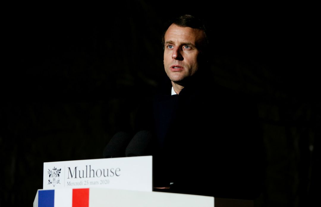 El presidente francés, Emmanuel Macron, durante su discurso después de visitar el hospital de campaña militar fuera del Hospital Emile Muller en Mulhouse, al este de Francia el pasado 25 de marzo. El presidente francés, Emmanuel Macron, durante su discurso después de visitar el hospital de campaña militar fuera del Hospital Emile Muller en Mulhouse, al este de Francia el pasado 25 de marzo.